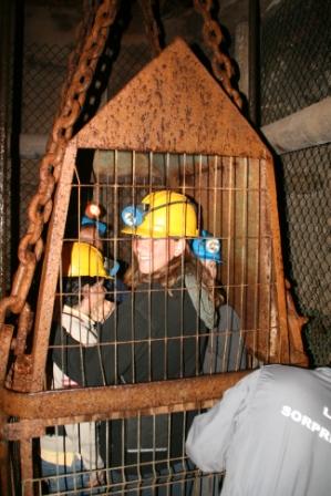 Grubenfahrt im engen klapprigen Aufzug